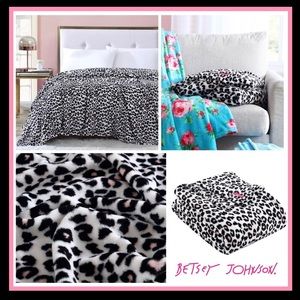 Betsey Johnson Betseys Leopard Black & Pink Ultra Soft Plush Queen Blanket
